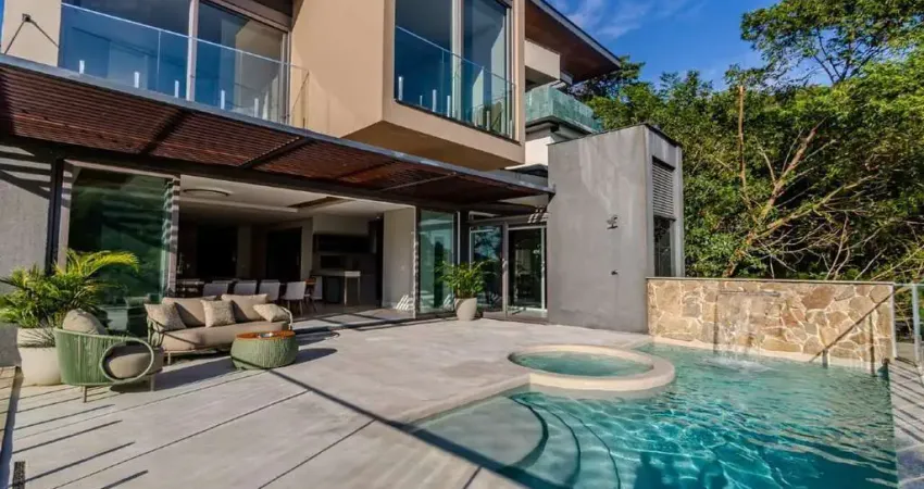 Casa de alto padrão à venda no cond. horizontal praia brava em itajaí