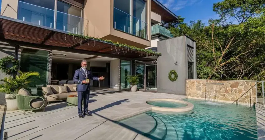 Casa de alto padrão à venda no cond. horizontal praia brava em itajaí