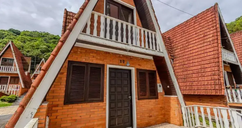 Casa estilo chalé à venda no condomínio fabiana no pioneiros em balneário camboriú.