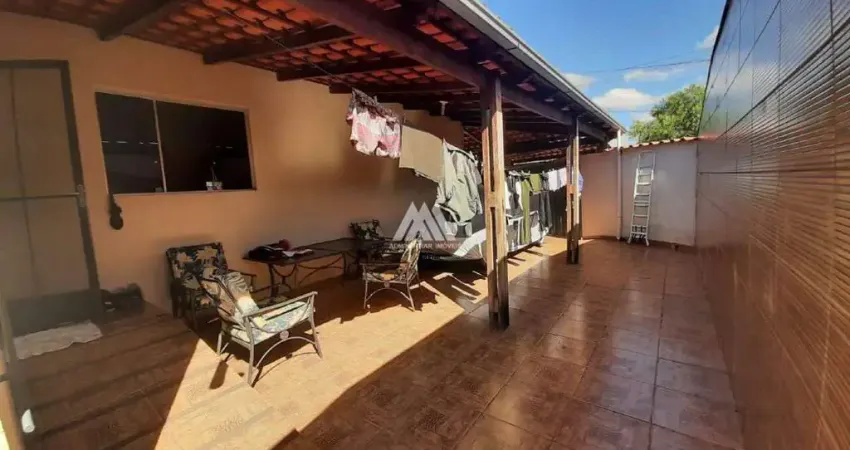 Vendo casa em itatiaiuçu com 03 quartos excelente localização.