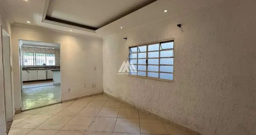 Alugo casa em itatiaiuçu com 03 quartos excelente localização.