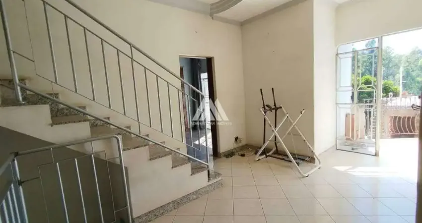 Vendo casa em Itaúna com estrutura para cinco andares em ótima localização!