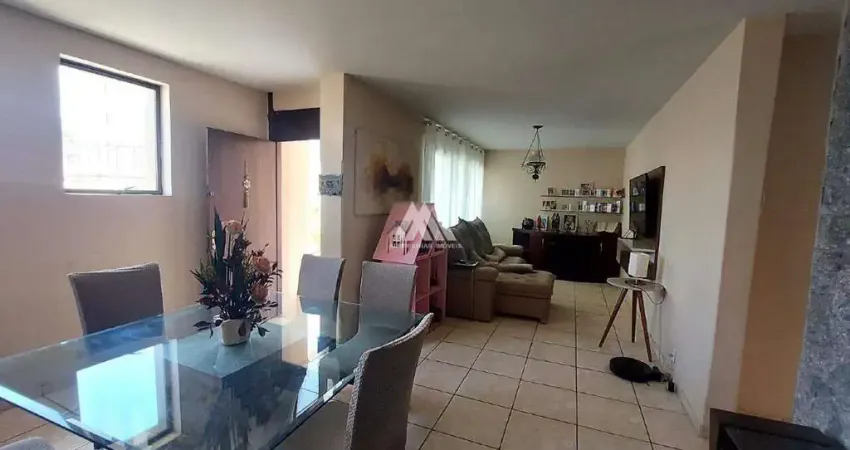Vendo casa de dois pavimentos em Itaúna em excelente localização!