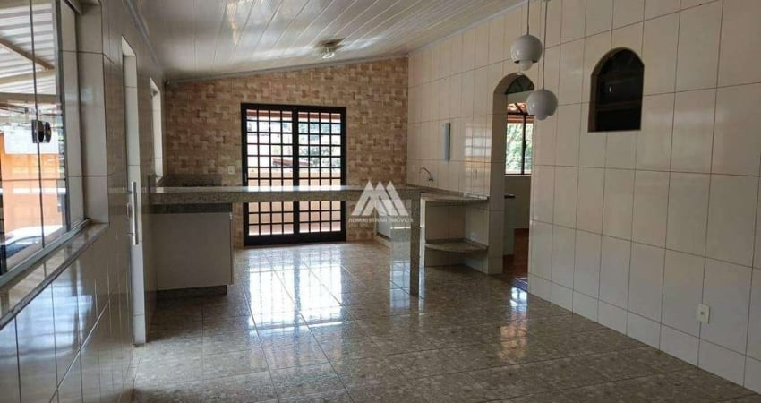Alugo casa em Itatiaiuçu com 03 quartos com excelente localização.
