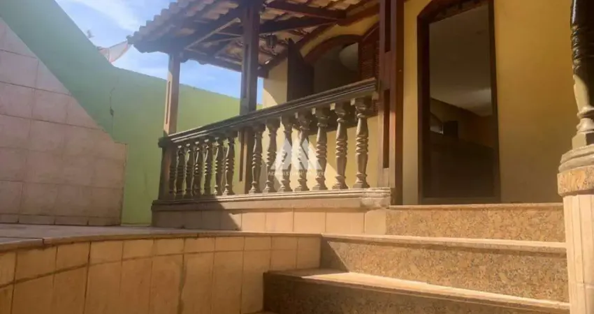 Vendo casa em Itatiaiuçu com 03 quartos excelente localização.