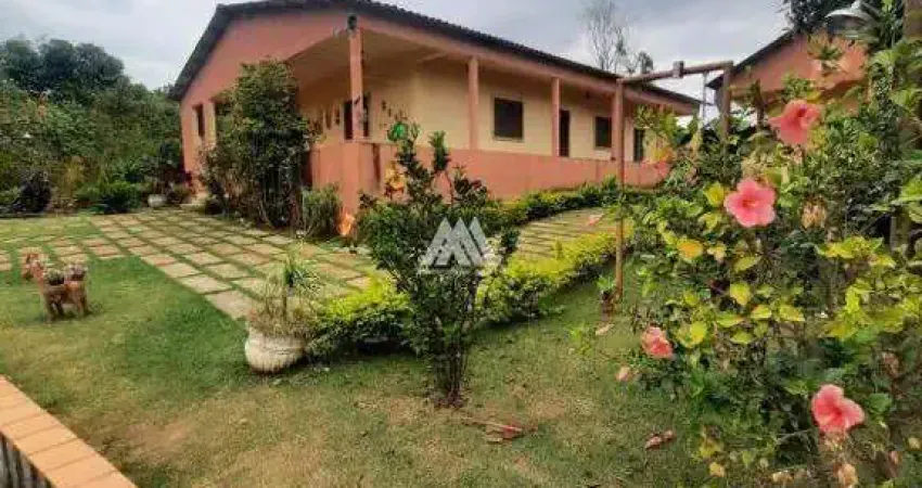 Vendo fazenda em Itatiaiuçu de 13 hectares com 04 quartos e piscina excelente localização.