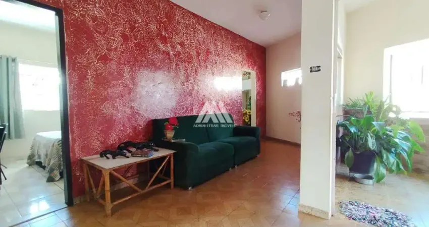 Vendo casa com amplo espaço em Santanense!