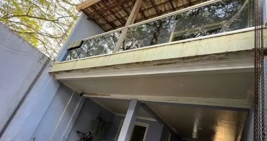 Casa á venda de 03 pavimentos com 03 quartos sendo 01 suíte em Igarapé MG!