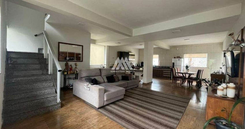 Casa a venda com 02 pavimentos e amplo quintal