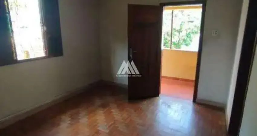 Vendo casa antiga com excelente construção em Itaúna em excelente localização no Santanense!