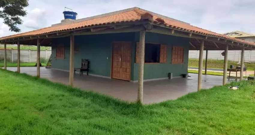 Sítio à venda com 3 quartos sendo 1 suíte, terreno de 1.200m² em Mateus Leme-MG.