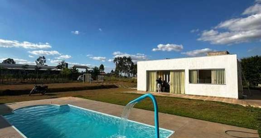 Sítio á venda com 03 quartos sendo 01 suíte em Mateus Leme MG!