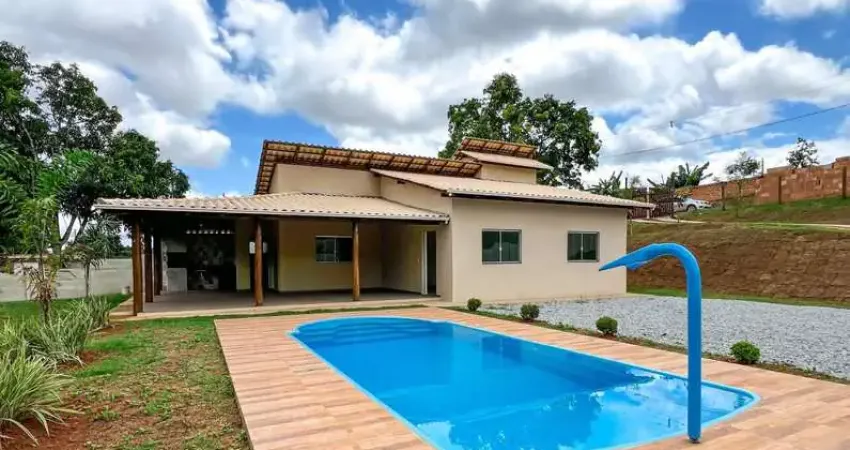 Chácara á venda com 03 quartos sendo 01 suíte, terreno de 1000m² Itatiaiuçu MG.