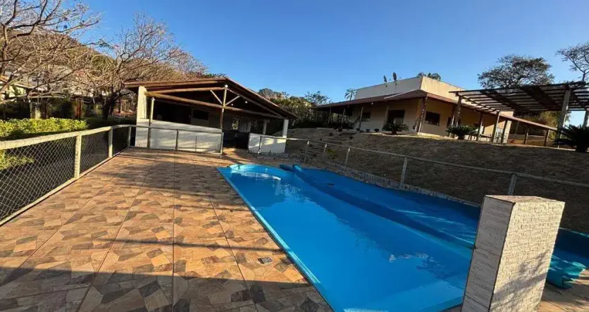 Casa em condomínio com piscina, fogão a lenha á venda em igarapé-mg!