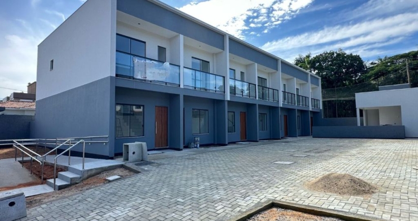 Sobrado com 2 dormitórios à venda, 79 m² por R$ 360.000,00 - Real Parque - São José/SC