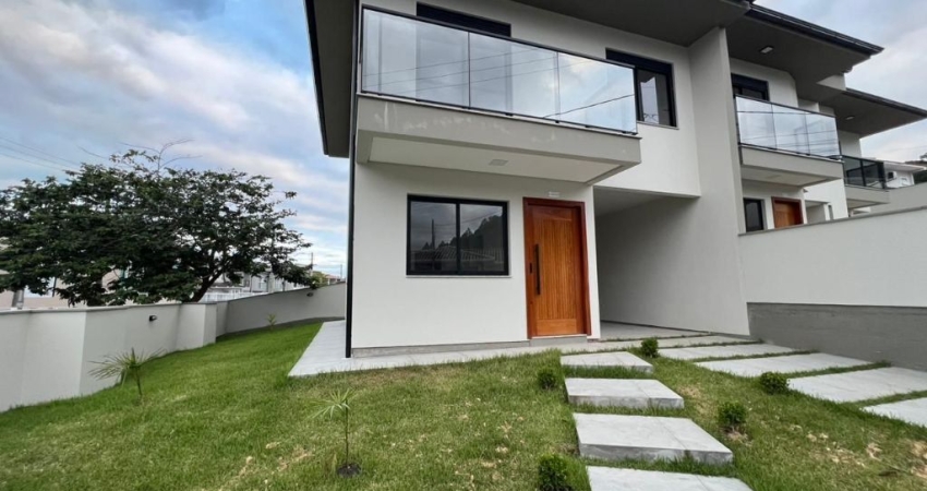 Sobrado Área privativa, 107m² e terreno com 160m² em São José/SC.