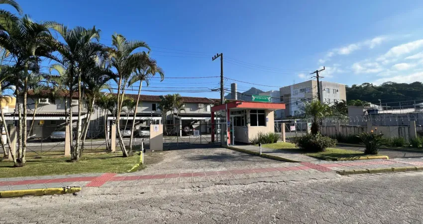 Sobrado em condomínio fechado à venda no bairro do sertão do imaruim em são josé.