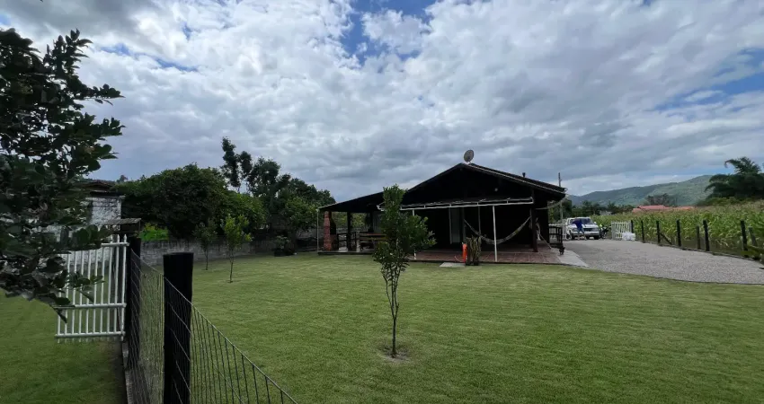 Chalé de Madeira Nobre em Terreno Amplo Vila Santana | Santo Amaro da Imperatriz