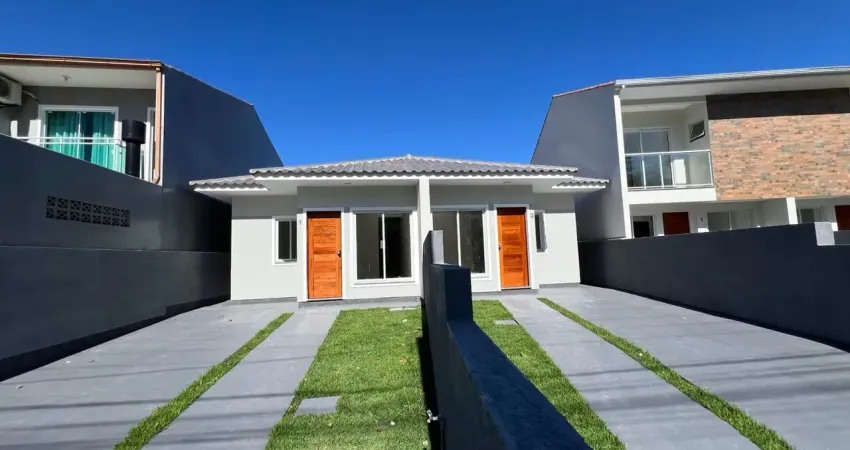 Casa Geminada 02 Dormitórios, sendo 01 Suíte, com Amplo Quintal.