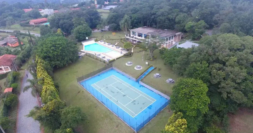 Lote em condomínio fechado, com construção iniciada.
