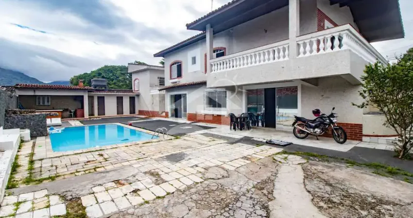 Casa assobradada à venda , 5 quarto(s),  sendo 2 suíte(s)  no bairro centro, 1000 metros da praia, peruíbe-sp