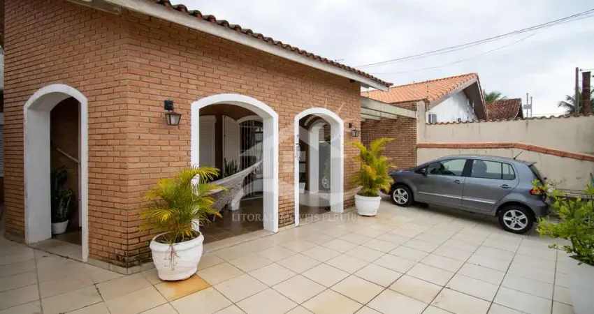 Casa Térrea à venda , 3 quarto(s),  sendo 1 suíte(s)  no bairro São João Batista, 200 metros da praia, Peruíbe-SP