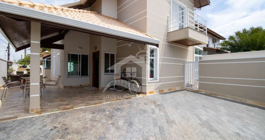 Casa Sobrado à venda com piscina, 3 quarto(s),  sendo 3 suíte(s)  no bairro São José, 200 metros da praia, Peruíbe-SP