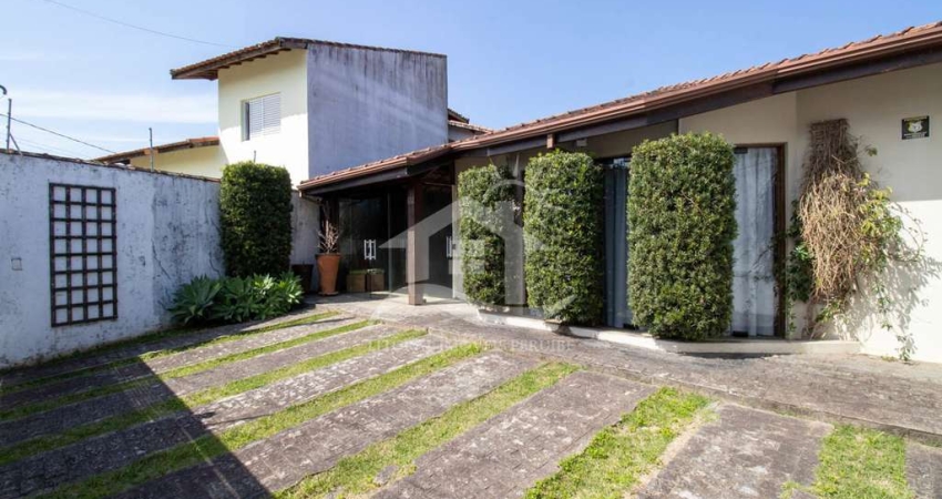Casa Térrea à venda com piscina, 3 quarto(s),  sendo 1 suíte(s)  no bairro Ribamar, 800 metros da praia, Peruíbe-SP