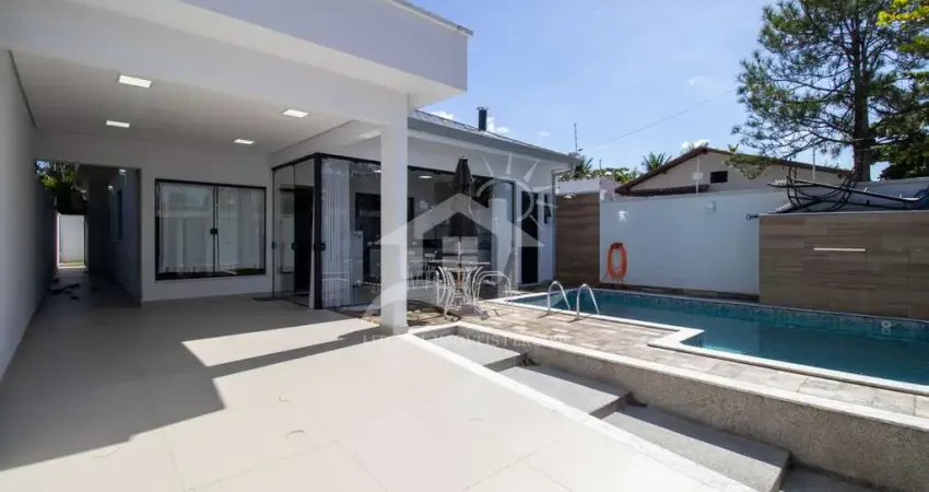 Casa Térrea à venda com piscina, 3 quarto(s),  sendo 1 suíte(s)  no bairro Três Marias, 200 metros da praia, Peruíbe-SP
