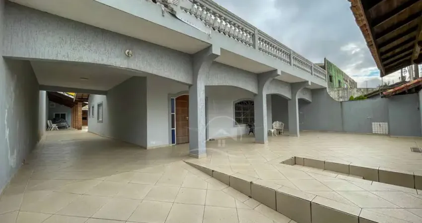 Casa sobrado à venda com piscina, 3 quarto(s),  sendo 3 suíte(s)  no bairro centro, 0 metros da praia, peruíbe-sp