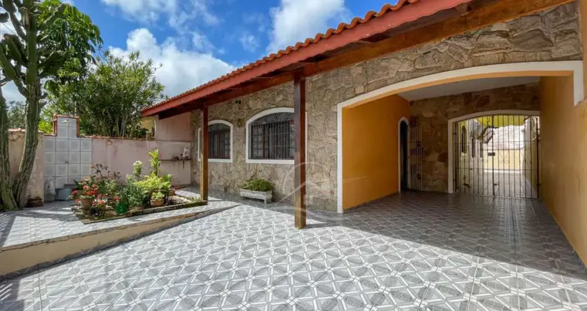 Casa Térrea à venda , 3 quarto(s),  sendo 1 suíte(s)  no bairro Três Marias, 600 metros da praia, Peruíbe-SP