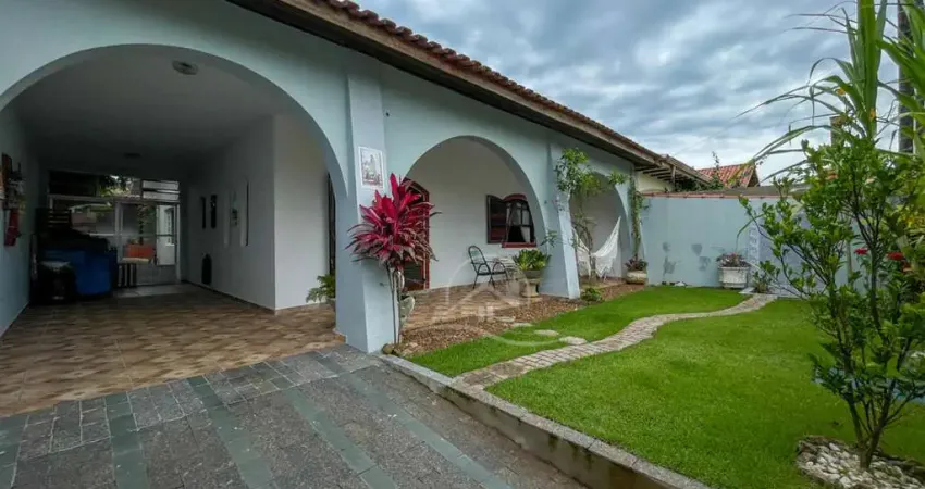 Casa Térrea com Edícula à venda , 3 quarto(s),  sendo 1 suíte(s)  no bairro Josedy, 250 metros da praia, Peruíbe-SP