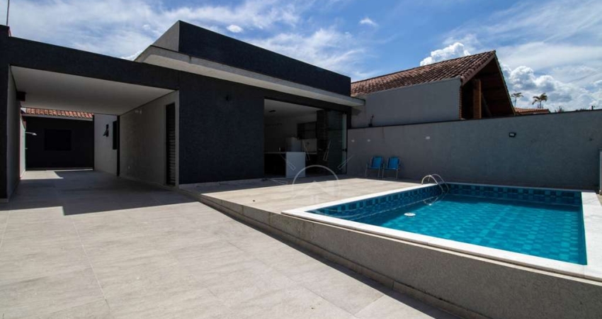 Casa Térrea à venda com piscina, 3 quarto(s),  sendo 2 suíte(s)  no bairro Oasis, 180 metros da praia, Peruíbe-SP