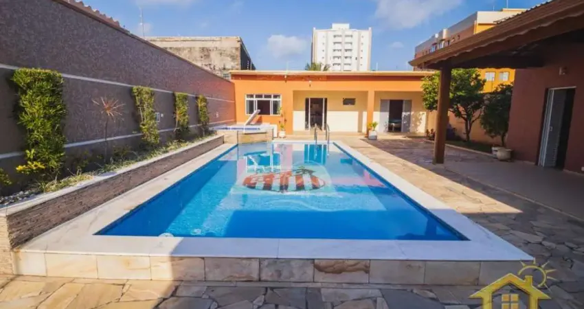 Casa Térrea à venda com piscina, 6 quarto(s),  sendo 1 suíte(s)  no bairro Centro, 0 metros da praia, Peruíbe-SP