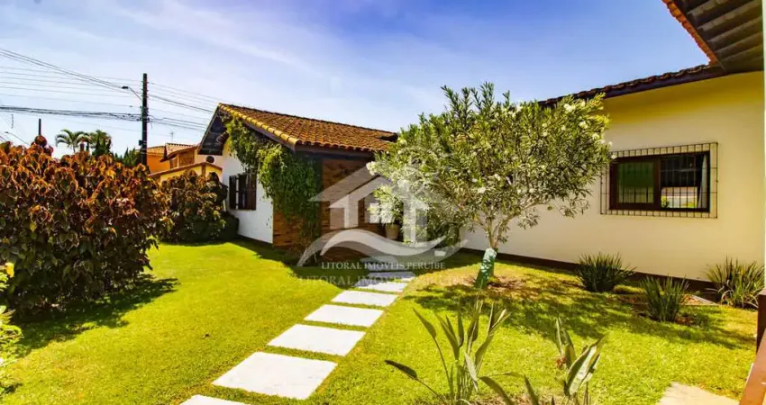 Casa Térrea com piscina à venda com piscina, 5 quarto(s),  sendo 2 suíte(s)  no bairro Stella Maris, 700 metros da praia, Peruíbe-SP