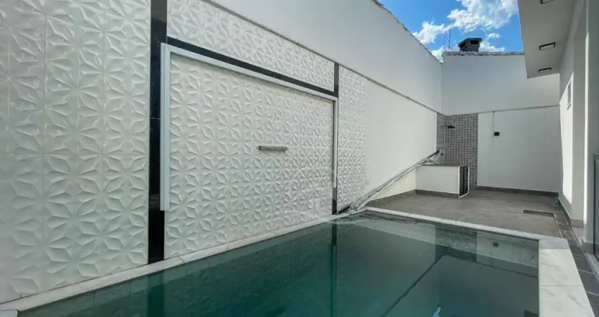 Casa Térrea à venda com piscina, 3 quarto(s),  sendo 2 suíte(s)  no bairro Jardim Icaraiba, 50 metros da praia, Peruíbe-SP
