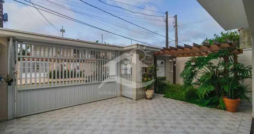 Casa Sobrado à venda com piscina, 3 quarto(s),  sendo 0 suíte(s)  no bairro Sambura, 250 metros da praia, Peruíbe-SP