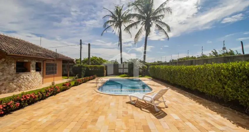 Casa Térrea à venda com piscina, 2 quarto(s),  sendo 1 suíte(s)  no bairro Costão, 150 metros da praia, Peruíbe-SP