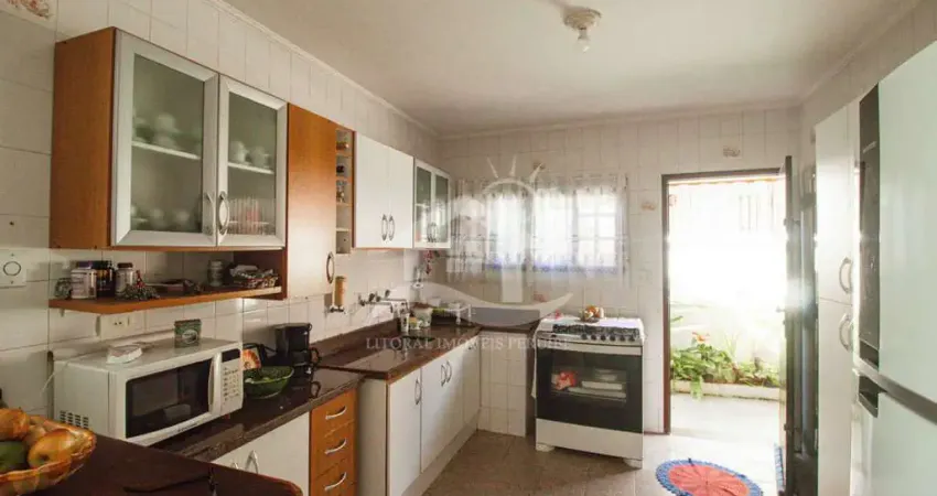 Casa Térrea com Edícula à venda , 3 quarto(s),  sendo 1 suíte(s)  no bairro São João Batista, 600 metros da praia, Peruíbe-SP