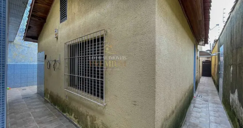 Casa Sobrado à venda com piscina, 4 quarto(s),  sendo 2 suíte(s)  no bairro Três Marias, 750 metros da praia, Peruíbe-SP