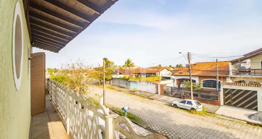 Casa Assobradada à venda com piscina, 5 quarto(s),  sendo 5 suíte(s)  no bairro Três Marias, 800 metros da praia, Peruíbe-SP