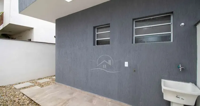 Casa Térrea à venda com piscina, 2 quarto(s),  sendo 1 suíte(s)  no bairro Flora Rica, 1500 metros da praia, Peruíbe-SP