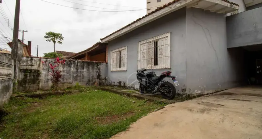 Casa Sobrado à venda , 3 quarto(s),  sendo 1 suíte(s)  no bairro Centro, 200 metros da praia, Peruíbe-SP