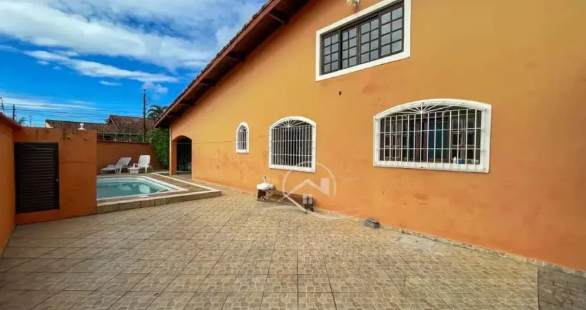 Casa Térrea com piscina à venda com piscina, 3 quarto(s),  sendo 1 suíte(s)  no bairro São João Batista, 500 metros da praia, Peruíbe-SP