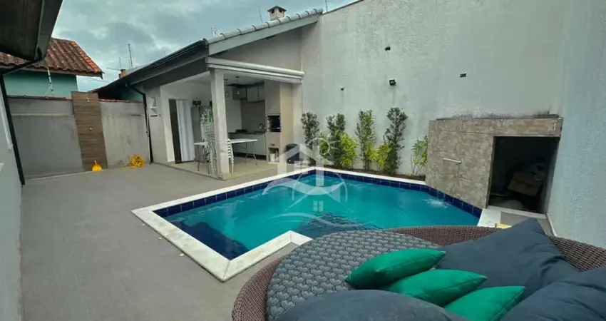 Casa Térrea com piscina à venda com piscina, 3 quarto(s),  sendo 1 suíte(s)  no bairro Três Marias, 250 metros da praia, Peruíbe-SP