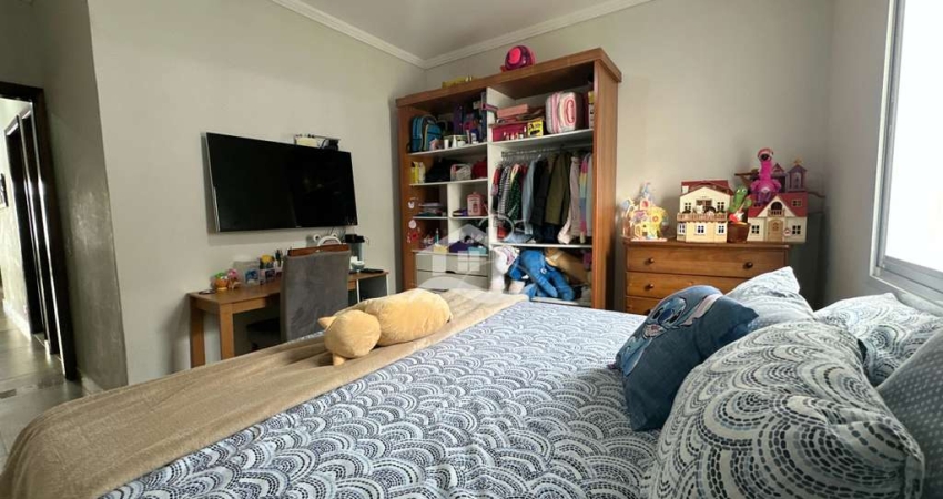 Casa Térrea com piscina à venda com piscina, 3 quarto(s),  sendo 1 suíte(s)  no bairro Três Marias, 250 metros da praia, Peruíbe-SP