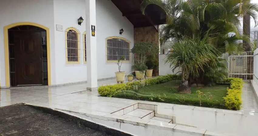Casa Térrea à venda com piscina, 3 quarto(s),  sendo 1 suíte(s)  no bairro Stella Maris, 200 metros da praia, Peruíbe-SP