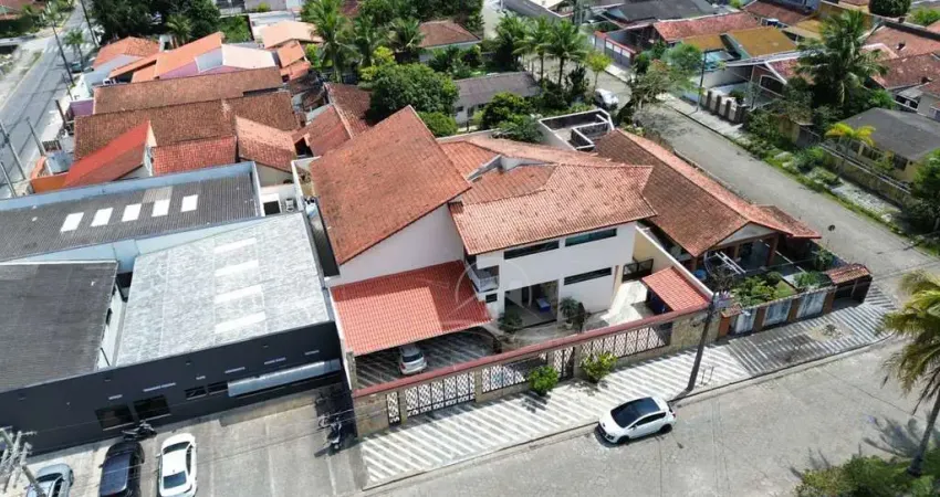 Casa sobrado à venda com piscina, 6 quarto(s),  sendo 4 suíte(s)  no bairro ribamar, 800 metros da praia, peruíbe-sp