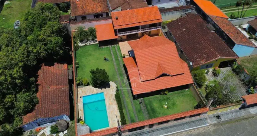 Casa com mezanino à venda com piscina, 2 quarto(s),  sendo 1 suíte(s)  no bairro stella maris, 650 metros da praia, peruíbe-sp