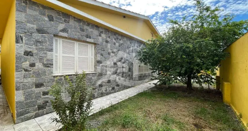 Casa Térrea com piscina à venda com piscina, 2 quarto(s), sendo 1 suíte(s) no bairro Centro, 800 metros da praia, Peruíbe-SP